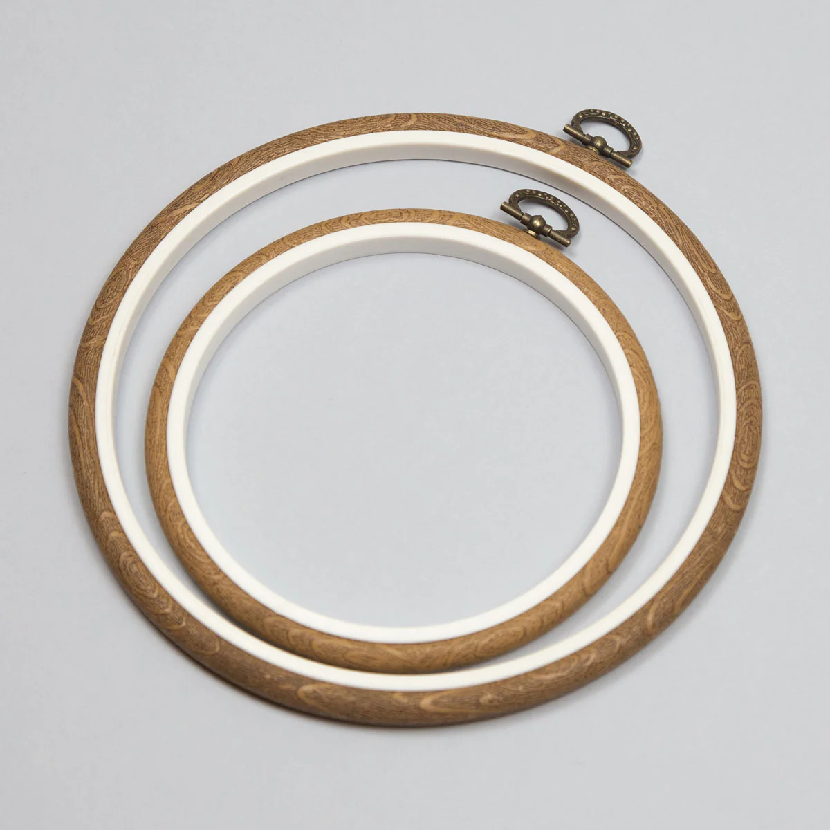 Bastidor de Plástico Ovalado Efecto Madera 13,5 cm DMC
