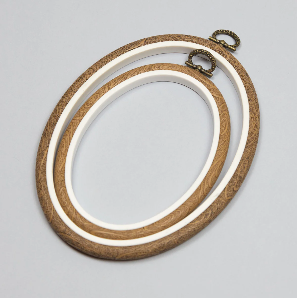 Bastidor de Plástico Ovalado Efecto Madera 13,5 cm DMC - Image 3
