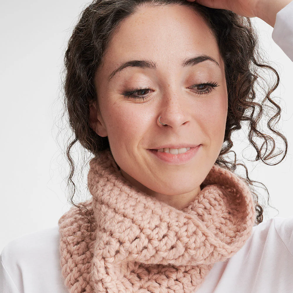 Kit Hello Crochet Cuello Vera Gris Medio The Lanners - Image 4